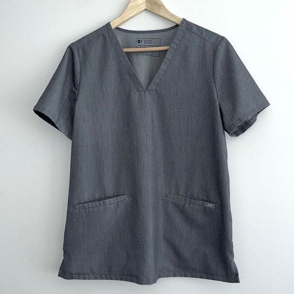 FIGS Casma™ Three-Pocket Scrub Top in Graphite - Picture 4 of 10